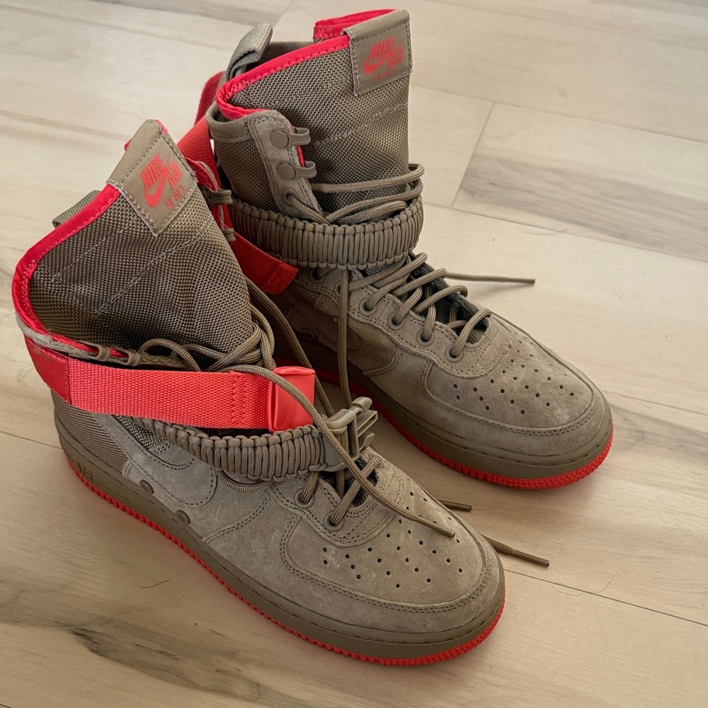 Nike High-Top Sneakers in Brown and Red